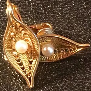 Sarah Coventry Pearl Filigree Leaf Earrings Clip-ons Faux White Goldtone Signed